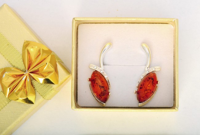 Przejdź do produktu Kolczyki z koniakowym bursztynem i cyrkoniami