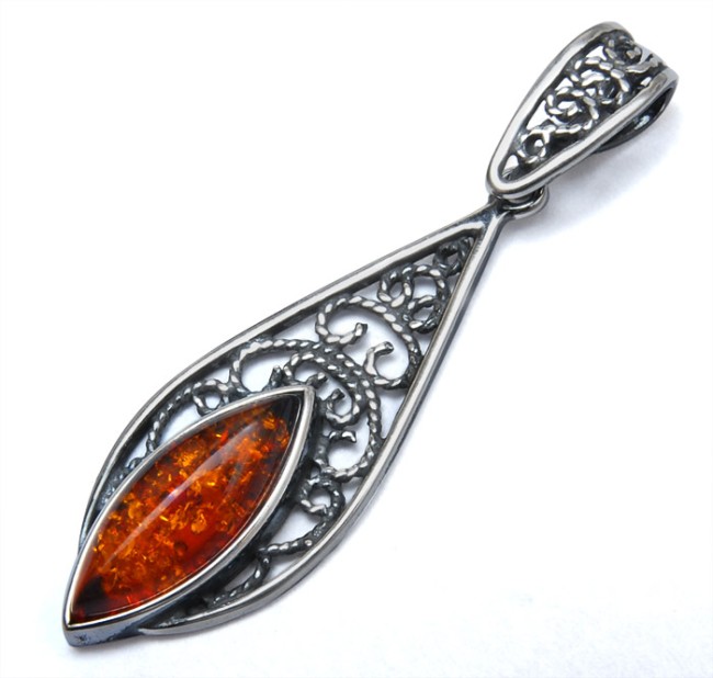 Przejdź do produktu Wisiorek z koniakowym bursztynem